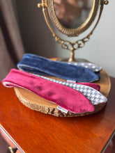 Load image into Gallery viewer, Nodo Neckerchief in Merlot/Grey Houndstooth