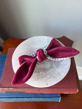 Load image into Gallery viewer, Nodo Neckerchief in Merlot/Grey Houndstooth