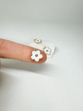 Load image into Gallery viewer, Daisy Charm